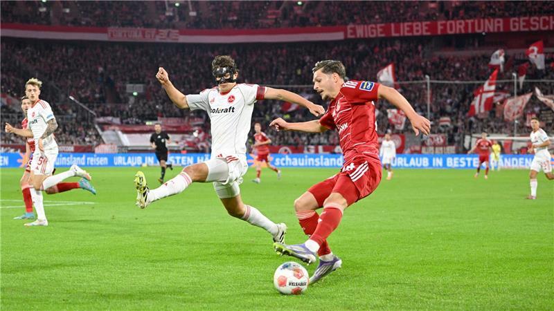 Trainer Klose atmet auf: Nürnberg gewinnt in Düsseldorf Florent Muslija setzt sich gegen Fabio Gruber (l) durch.