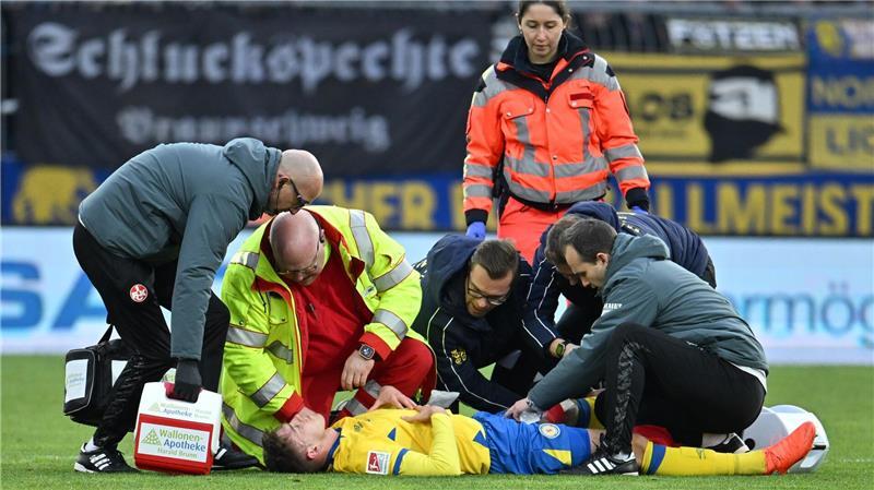  Florian Flick von Eintracht Braunschweig wird wegen einer schweren Risswunde behandelt.
