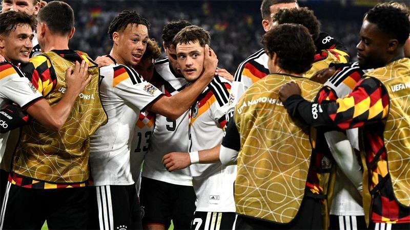  Florian Wirtz (M) feiert seinen Treffer zum 2:0 gegen Serbien mit seinen Mitspielern.