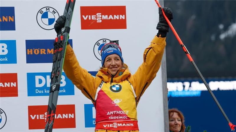  Franziska Preuß feiert auf dem Podium ihren dritten Platz.