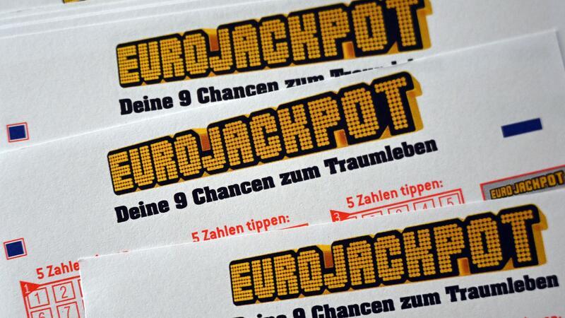  Für den Eurojackpot muss man 5 Zahlen aus 50 und anschließend die Eurozahlen, also 2 aus 12, tippen. (Symbolbild)