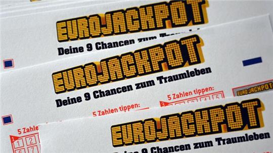  Für den Eurojackpot muss man 5 Zahlen aus 50 und anschließend die Eurozahlen, also 2 aus 12, tippen. (Symbolbild)