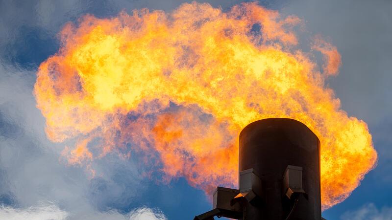 20 Meter hohe Flamme: In Bützfleth werden 60.000 m³ Gas abgefackelt Gas wird an einer mobile Fackelanlage abgebrannt (Symbolbild).
