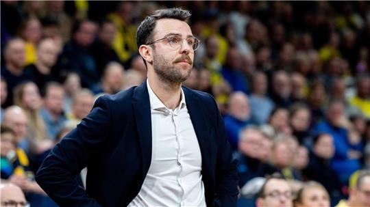  Hamburgs Trainer Benka Barloschky steht am Spielfeldrand.