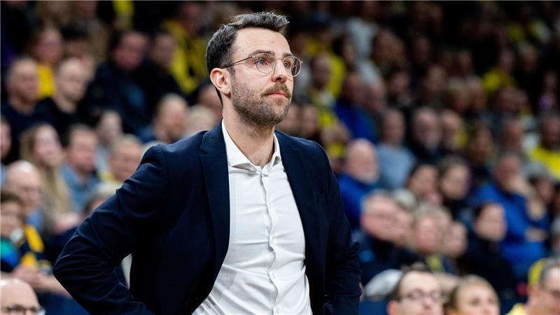 Schwache Towers erleben Debakel in Chemnitz Hamburgs Trainer Benka Barloschky steht enttäuscht am Spielfeldrand.
