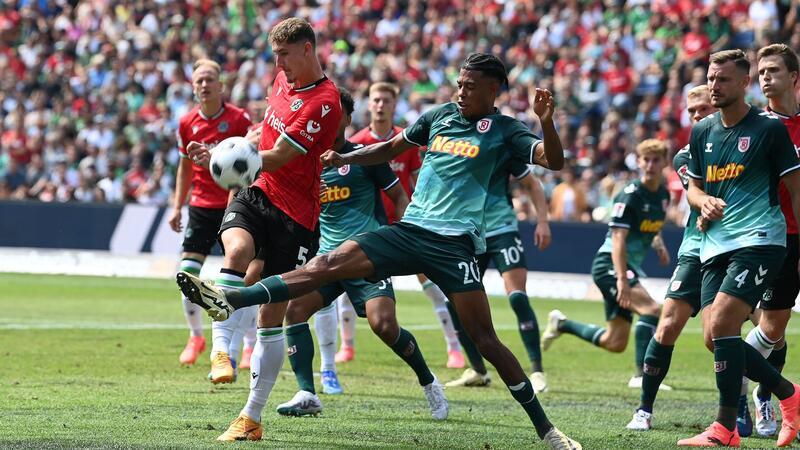 Hannover 96 souverän: 2:0 gegen Rückkehrer Jahn Hannovers Phil Neumann (l) spielt gegen Regensburgs Noah Ganaus.