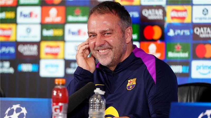  Hansi Flick bleibt weiter in Barcelona. (Archivbild)