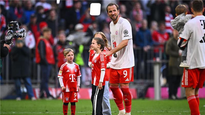 FC Bayern jagt das Triple: „Kakadu macht große Reise“ Harry Kane genießt seine zweite Meisterschaft mit dem FC Bayern mit seinen Kindern.
