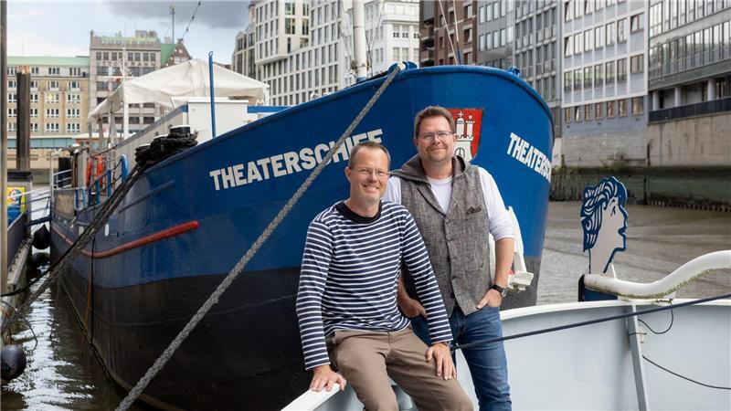 Den Kurs immer gehalten: 50 Jahre „Theaterschiff Hamburg“ Heiko Schlesselmann und Kabarettist Michael Frowin leiten das Hamburger Theaterschiff.