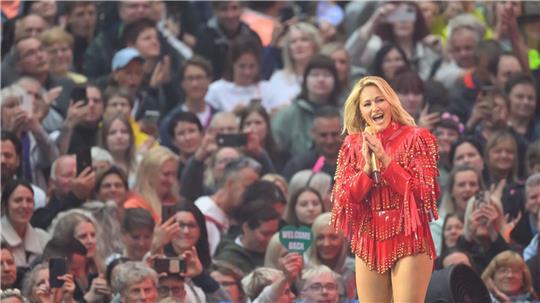  Helene Fischer performte beim Tourauftakt in Dresden ihre größten Hits aus knapp 20 Jahren Bühnenkarriere, darunter „Atemlos durch die Nacht“, „Herzbeben“ und „Null auf 100“.