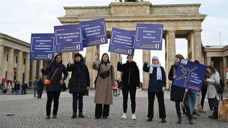  Im Jahr 2023 wurden 938 Mädchen und Frauen in Deutschland Opfer von versuchten oder vollendeten Femiziden.