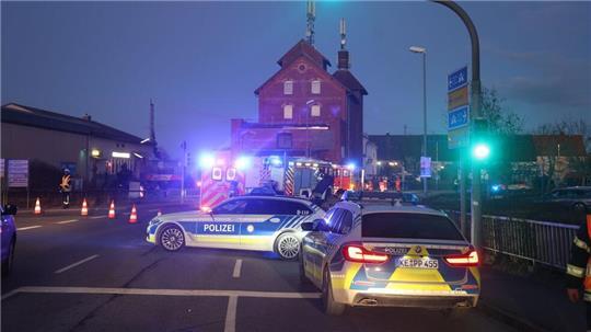  In Nersingen erfasst ein Auto drei Menschen. Ein Notarzt wird mit dem Hubschrauber zum Einsatzort gebracht.