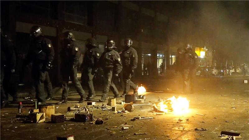  In Steilshoop wurden laut Polizei Passanten und Einsatzkräfte mit Pyrotechnik beworfen.