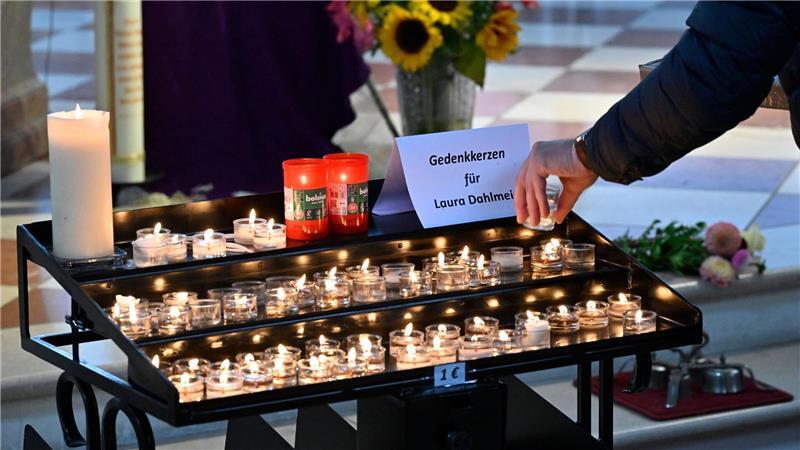 Bürgermeisterin will Park nach Dahlmeier benennen lassen In einer katholischen Kirche können Gedenkkerzen für Laura Dahlmeier entzündet werden. (Archivbild vom 1.8.)