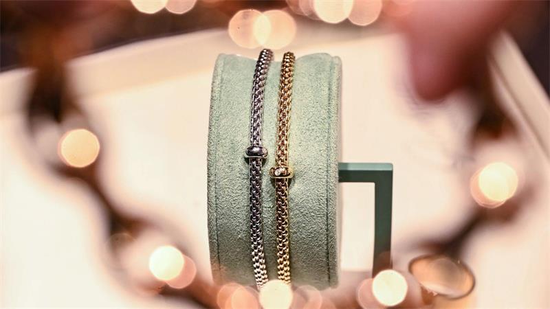 In einer mitgebrachten Tasche verstauten die Täter den Schmuck. (Symbolbild)