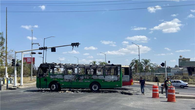 Mexikanischer Drogenboss „El Mencho“ tot - Autos brennen In mehreren Bundesstaaten wurden Straßen mit brennenden Autos, Lastwagen und Bussen gesperrt.