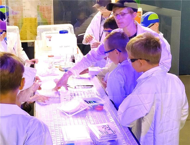 Führung: Experimente mit Knalleffekt im Natureum : In spannenden Experimenten zeigt sich, wo sich überall im Alltag chemische Reaktionen und Verbindungen verbergen. Foto: Natureum