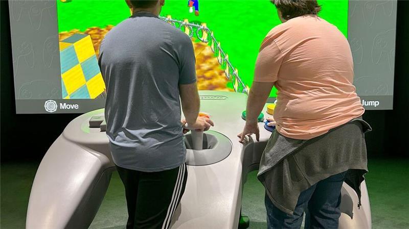  Ins Auge fallen sogleich überdimensionierte Konsolen der verschiedenen Nintendo-Epochen. 