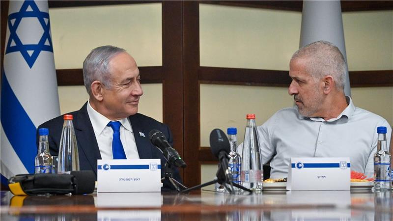 Gericht setzt Entlassung von Israels Geheimdienst-Chef aus Israels Ministerpräsident Benjamin Netanjahu kam in einer Untersuchung des Inlandsgeheimdienstes über die Fehler, die das Hamas-Massaker am 7. Oktober 2023 ermöglicht haben, nicht gut weg.