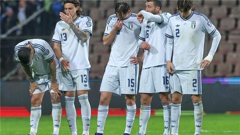  Italienische Spieler reagieren während eines Elfmeterschießens.