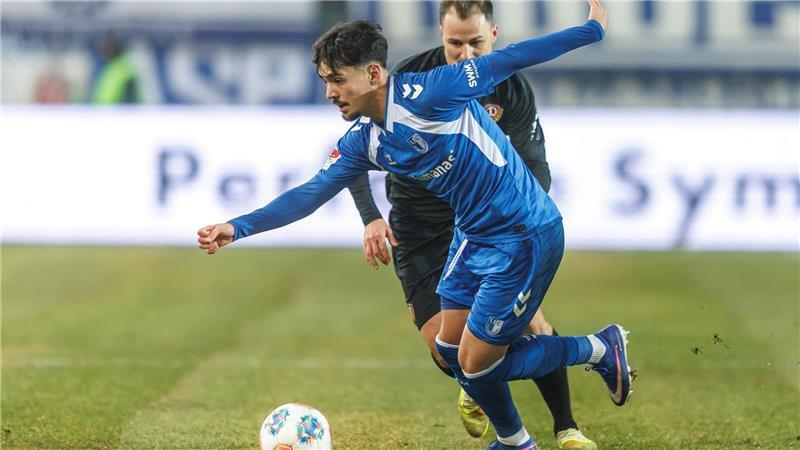 Zwei Tore nach Standards: Dresden gewinnt Elb-Clásico Jakob Lemmer (Dynamo Dresden) kämpft gegen Laurin Ulrich (1. FC Magdeburg) um den Ball.