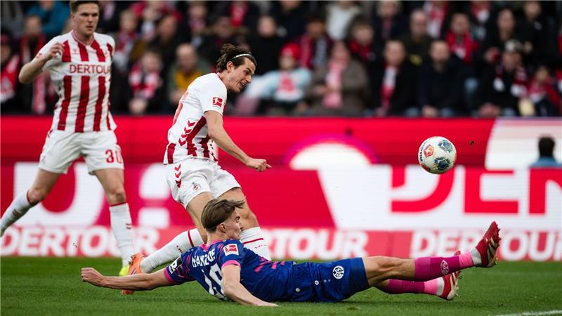  Kacper Potulski vom FSV Mainz 05 klärt einen Schuss von Kölns Jakub Kaminski. 