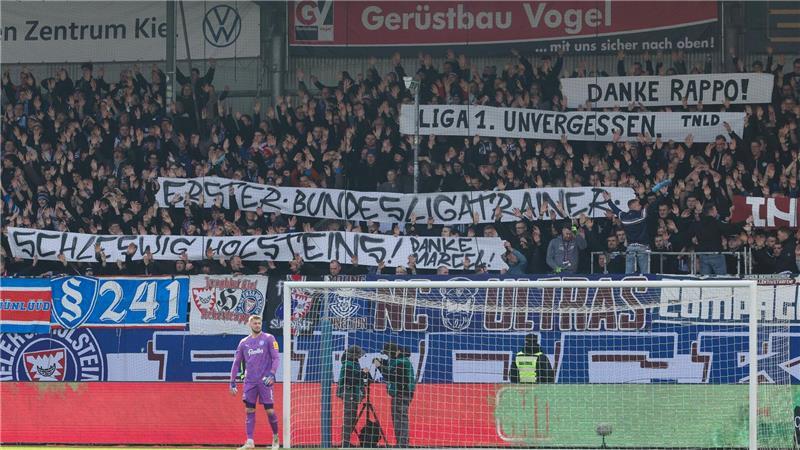  Kieler Fans präsentieren Plakate zum Dank an Ex-Trainer Marcel Rapp.