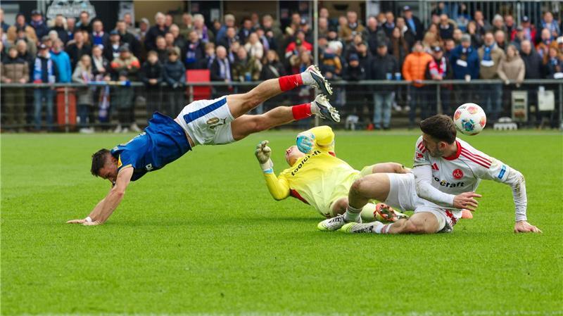 Trainerwechsel verpufft? Kiels Walter weiter optimistisch Kiels Adrian Kapralik (l) und Nürnbergs Torwart Jan Reichert in einem schmerzhaften Zweikampf.