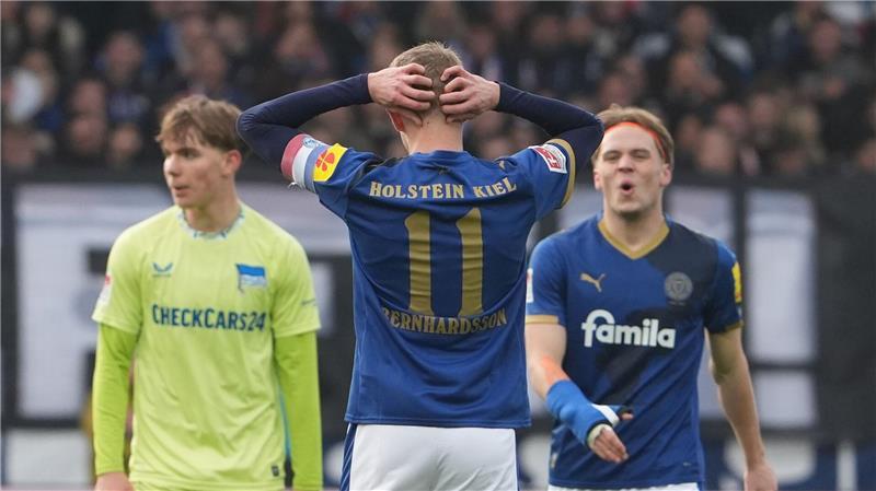  Kiels Alexander Bernhardsson fasst sich an den Kopf.