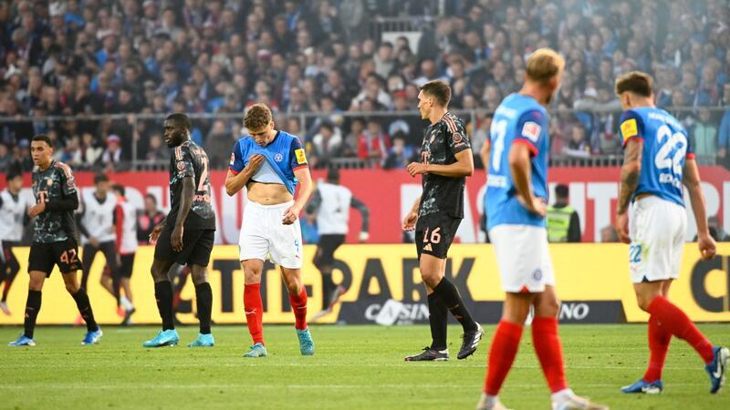  Kiels Benedikt Pichler wischt sich nach einem erfolglosen Angriff den Schweiß vom Gesicht.