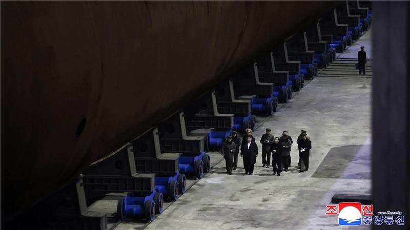  Kim Jong Un, Machthaber in Nordkorea, bei der Inspektion eines sich im Bau befindlichen Kriegsschiffs in einer Werft. 
