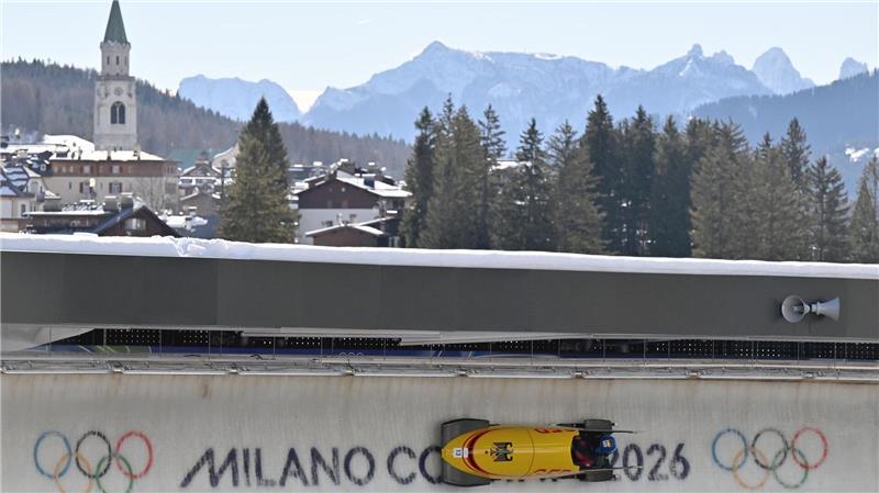 Laura Nolte zur Halbzeit im Monobob auf Goldkurs Kim Kalicki fährt mit dem Monobob die Bahn in Cortina hinunter.