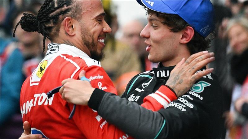  Kimi Antonelli (r) wird von Ferrari-Piloten Lewis Hamilton (l) nach seinem Sieg beglückwünscht.