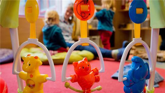  Kinderspielzeug hängt in einer Kindertagesstätte (Symbolbild).