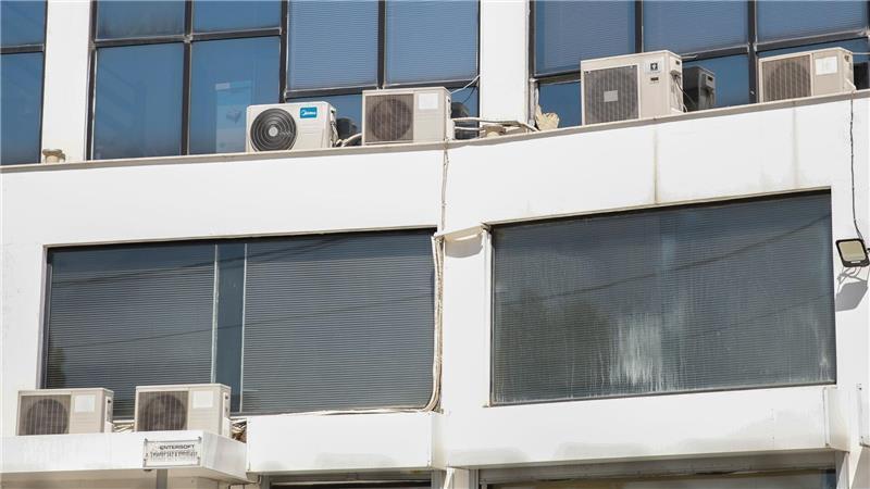  Klimaanlagen an der Fassade eines Bürogebäudes in Griechenland