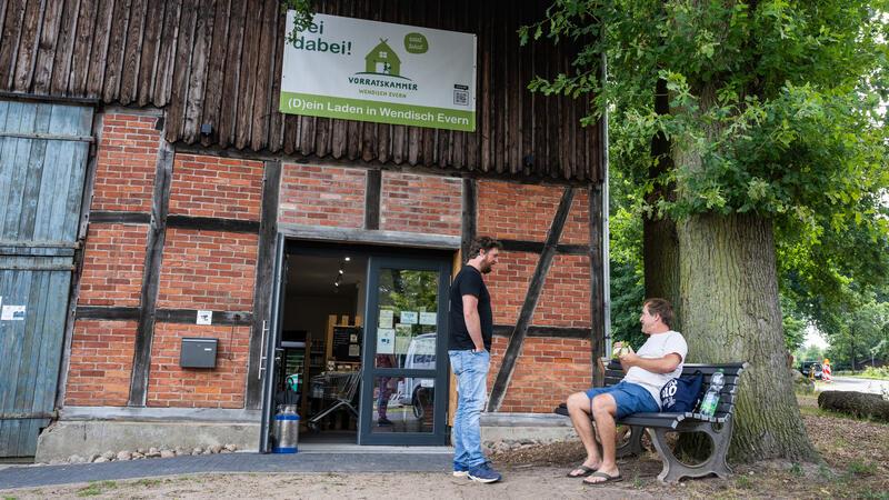 Ein Dorfladen als Rettung für den Einkauf und Klönschnack auf dem Land Kunden unterhalten sich vor dem Dorfladen «Vorratskammer».
