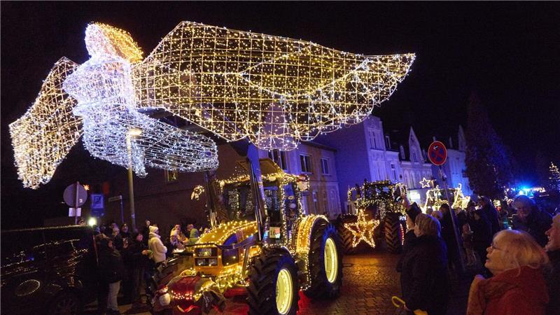  Landwirte sind mit mehr als 30 weihnachtlich geschmückten Treckern in einem Korso nach Lübeck gefahren, um krebskranke Kinder und ihr Pflegepersonal zu beschenken.