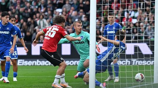  Lars Gindorf (Mitte l) trifft gegen den Karlsruher SC zum 1:0 für Hannover 96.