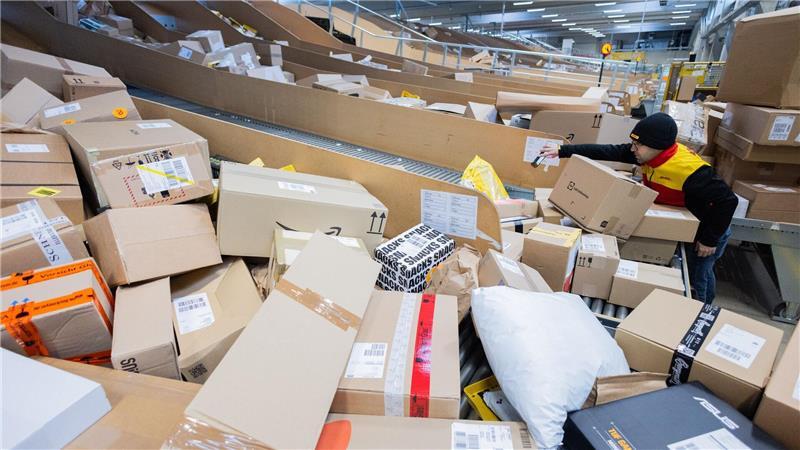  Laut EU-Kommission kamen 2024 täglich rund zwölf Millionen Pakete in der EU an - deutlich mehr als in den beiden Vorjahren. (Symbolbild)