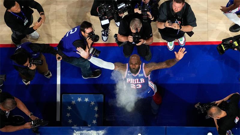  LeBron James wirft Kreide in die Luft.