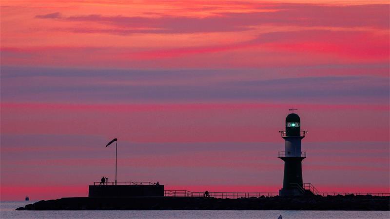  Leuchtfeuer auf der Mole in Warnemünde blinkt vor Sonnenaufgang