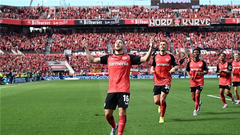Sieg gegen Augsburg: Bayer verhindert Bayern-Party Leverkusens Emiliano Buendia traf kurz vor der Pause zum 2:0.
