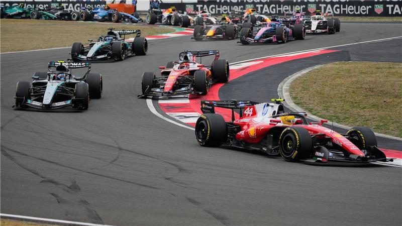 „Großer der Zukunft“: Antonelli bejubelt Premierensieg Lewis Hamilton führt das Feld in die erste Kurve.