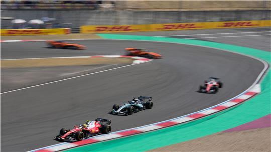  Lewis Hamilton (l) kann den Vorjahressieg im Shanghai-Sprint nicht wiederholen.