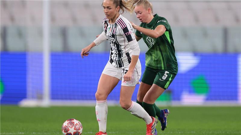  Lia Wälti (l) von Juventus Turin wird von Ella Peddemors vom VfL Wolfsburg verfolgt.
