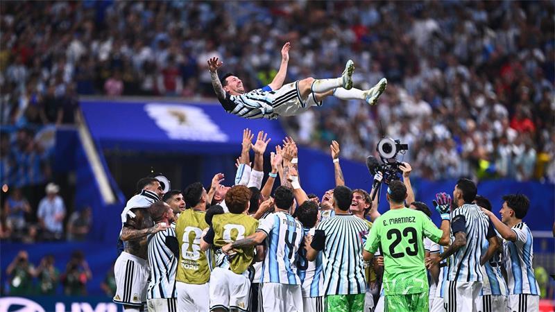  Lionel Messi aus Argentinien wird nach dem Sieg gegen Ägypten von seinen Teammitgliedern in die Luft geworfen.