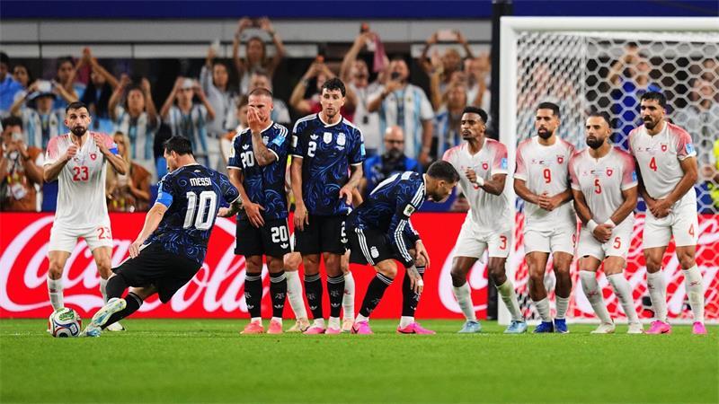  Lionel Messi trifft per Freistoß gegen Jordanien.