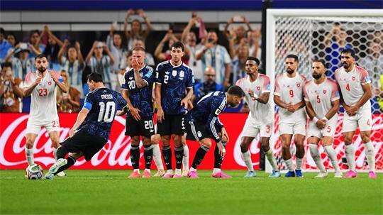  Lionel Messi trifft per Freistoß gegen Jordanien.