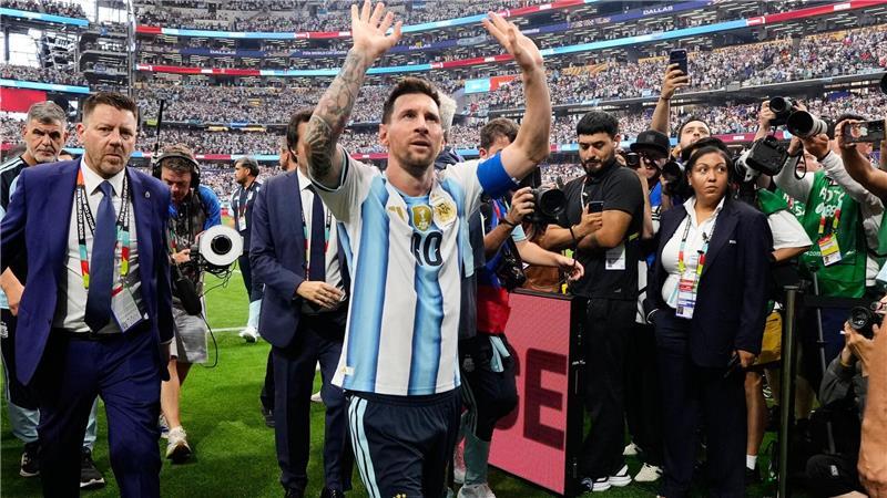  Lionel Messi verlässt nach seinen zwei Toren das Feld.