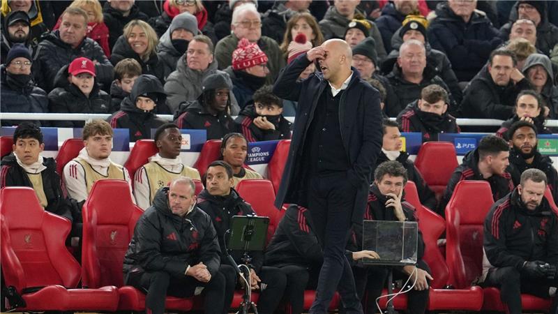  Liverpools Manager Arne Slot (M)  reagiert am Spielfeldrand.